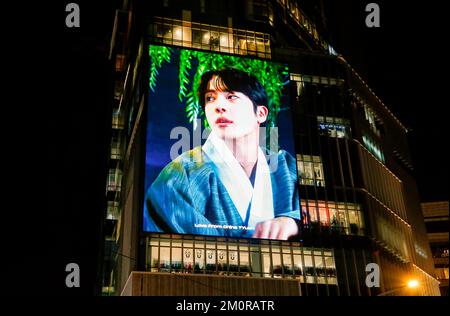 Anniversaire de BTS Jin, 4 décembre 2022 : Un panneau publicitaire LED organisé par les fans de Jin, membre de BTS, pour célébrer l'anniversaire de l'idole, est vu dans un grand magasin dans le centre de Séoul, en Corée du Sud. BTS Kim Seok-Jin aka Jin a 30 ans dimanche, 4 décembre. Credit: Lee Jae-won/AFLO/Alay Live News Banque D'Images