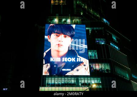 Anniversaire de BTS Jin, 4 décembre 2022 : Un panneau publicitaire LED organisé par les fans de Jin, membre de BTS, pour célébrer l'anniversaire de l'idole, est vu dans un grand magasin dans le centre de Séoul, en Corée du Sud. BTS Kim Seok-Jin aka Jin a 30 ans dimanche, 4 décembre. Credit: Lee Jae-won/AFLO/Alay Live News Banque D'Images