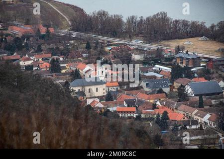 Visegrad : rive du Danube et horizon avec l'église Saint-Jean-Baptiste. Hongrie Banque D'Images