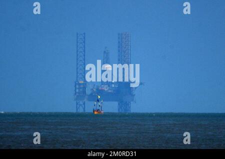 Photo du dossier datée du 17/07/2002 d'une plate-forme pétrolière au large de la côte de Great Yarmouth. Les travailleurs du secteur pétrolier offshore ont entamé deux jours de grève jeudi dans le cadre d'un conflit sur les salaires et les conditions de travail. Date de publication : jeudi 8 décembre 2022. Banque D'Images