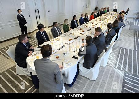 L'illustration montre un petit déjeuner de travail avec des dirigeants d'entreprises belges à Osaka, lors de la Mission économique belge au Japon, le jeudi 08 décembre 2022. Une délégation avec la princesse et divers ministres se rendra à Tokyo, Nagoya, Osaka et Kyoto. BELGA PHOTO ERIC LALMAND Banque D'Images