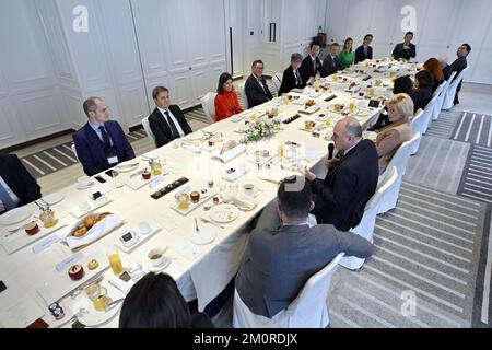 L'illustration montre un petit déjeuner de travail avec des dirigeants d'entreprises belges à Osaka, lors de la Mission économique belge au Japon, le jeudi 08 décembre 2022. Une délégation avec la princesse et divers ministres se rendra à Tokyo, Nagoya, Osaka et Kyoto. BELGA PHOTO ERIC LALMAND Banque D'Images