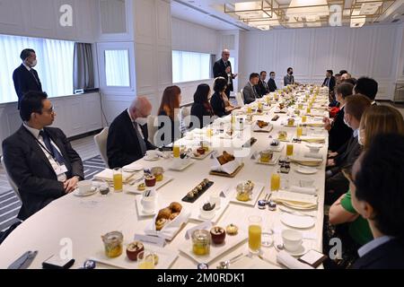 L'illustration montre un petit déjeuner de travail avec des dirigeants d'entreprises belges à Osaka, lors de la Mission économique belge au Japon, le jeudi 08 décembre 2022. Une délégation avec la princesse et divers ministres se rendra à Tokyo, Nagoya, Osaka et Kyoto. BELGA PHOTO ERIC LALMAND Banque D'Images