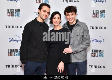 New York, États-Unis. 07th décembre 2022. NEW YORK - DÉCEMBRE 7 : Arthur Alistair Donald, directeur Mary McCartney et Elliot Donald assistent à la première à New York du documentaire original de Disney « If these Walls could Sing » au Metrograph on 7 décembre 2022 à New York. (Photo par Anthony Behar/PictureGroup/Sipa USA pour Disney) crédit: SIPA USA/Alay Live News Banque D'Images