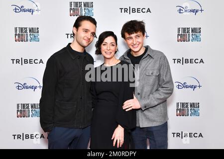 New York, États-Unis. 07th décembre 2022. NEW YORK - DÉCEMBRE 7 : Arthur Alistair Donald, directeur Mary McCartney et Elliot Donald assistent à la première à New York du documentaire original de Disney « If these Walls could Sing » au Metrograph on 7 décembre 2022 à New York. (Photo par Anthony Behar/PictureGroup/Sipa USA pour Disney) crédit: SIPA USA/Alay Live News Banque D'Images