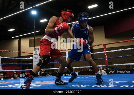 Lubbock, Texas, États-Unis. 7th décembre 2022. Seth Duran (rouge) de Columbia, TN en action contre Sebastian Juarez (bleu) de Brownsville, TX dans un combat de jeunes hommes 156lb. Juarez a été déclaré vainqueur par décision. (Image de crédit : © Adam DelGiudice/ZUMA Press Wire) Banque D'Images