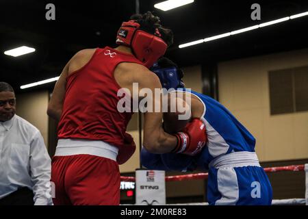 Lubbock, Texas, États-Unis. 7th décembre 2022. Seth Duran (rouge) de Columbia, TN en action contre Sebastian Juarez (bleu) de Brownsville, TX dans un combat de jeunes hommes 156lb. Juarez a été déclaré vainqueur par décision. (Image de crédit : © Adam DelGiudice/ZUMA Press Wire) Banque D'Images