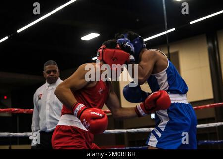 Lubbock, Texas, États-Unis. 7th décembre 2022. Seth Duran (rouge) de Columbia, TN en action contre Sebastian Juarez (bleu) de Brownsville, TX dans un combat de jeunes hommes 156lb. Juarez a été déclaré vainqueur par décision. (Image de crédit : © Adam DelGiudice/ZUMA Press Wire) Banque D'Images