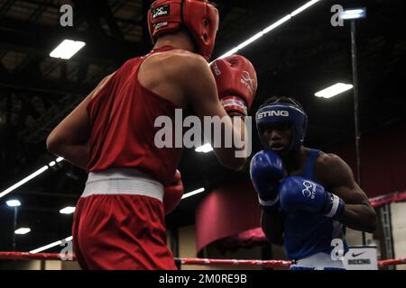 Lubbock, Texas, États-Unis. 7th décembre 2022. Alex Bray (bleu) de Melbourne, FL en action contre Jordan Palacios (rouge) de Chicago, il dans un combat de 147lb jeunes hommes. Bray a été déclaré vainqueur par décision. (Image de crédit : © Adam DelGiudice/ZUMA Press Wire) Banque D'Images