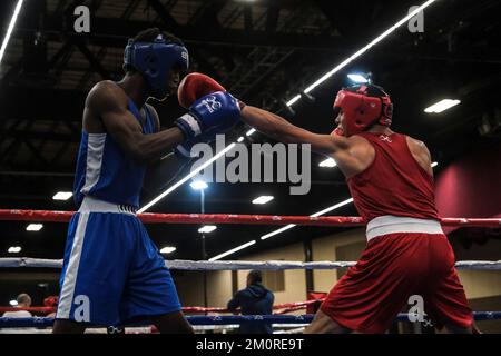 Lubbock, Texas, États-Unis. 7th décembre 2022. Alex Bray (bleu) de Melbourne, FL en action contre Jordan Palacios (rouge) de Chicago, il dans un combat de 147lb jeunes hommes. Bray a été déclaré vainqueur par décision. (Image de crédit : © Adam DelGiudice/ZUMA Press Wire) Banque D'Images