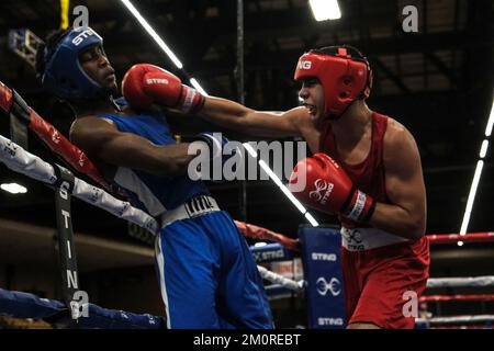 Lubbock, Texas, États-Unis. 7th décembre 2022. Alex Bray (bleu) de Melbourne, FL en action contre Jordan Palacios (rouge) de Chicago, il dans un combat de 147lb jeunes hommes. Bray a été déclaré vainqueur par décision. (Image de crédit : © Adam DelGiudice/ZUMA Press Wire) Banque D'Images