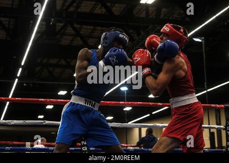 Lubbock, Texas, États-Unis. 7th décembre 2022. Alex Bray (bleu) de Melbourne, FL en action contre Jordan Palacios (rouge) de Chicago, il dans un combat de 147lb jeunes hommes. Bray a été déclaré vainqueur par décision. (Image de crédit : © Adam DelGiudice/ZUMA Press Wire) Banque D'Images