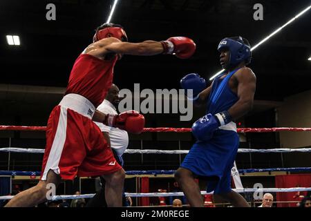 Lubbock, Texas, États-Unis. 7th décembre 2022. Raimier Walker (bleu) de Liverpool, NY en action contre Cesar Olvera de Tracy, CA dans un combat Elite Male 132lb. Walker a été déclaré vainqueur par décision. (Image de crédit : © Adam DelGiudice/ZUMA Press Wire) Banque D'Images