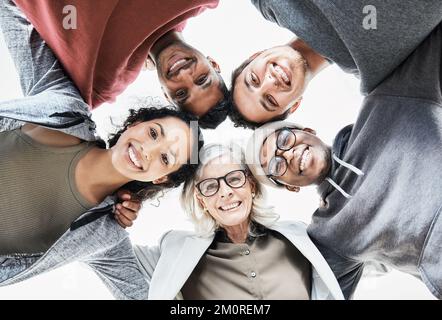 Portrait d'un groupe joyeux de gens d'affaires divers se tenant ensemble dans leur bureau. Nous en faisons un . bonne équipe dynamique. Banque D'Images