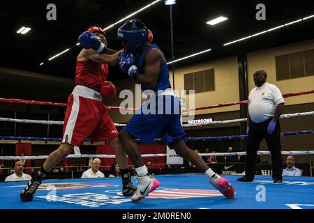 Lubbock, Texas, États-Unis. 7th décembre 2022. Raimier Walker (bleu) de Liverpool, NY en action contre Cesar Olvera de Tracy, CA dans un combat Elite Male 132lb. Walker a été déclaré vainqueur par décision. (Image de crédit : © Adam DelGiudice/ZUMA Press Wire) Banque D'Images