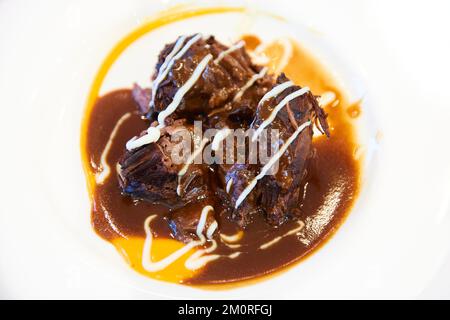 Délicieux veau servi avec une sauce au vin et une purée de pommes de terre Banque D'Images