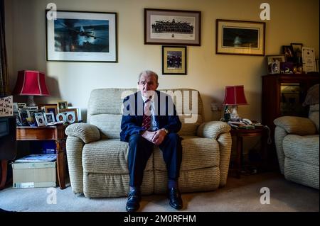 Photo de dossier datée du 05/01/17 de George 'Johnny' Johnson, alors âgé de 95 ans, chez lui à Bristol. M. Johnson, le dernier Dambuster survivant, est décédé à l'âge de 101 ans. Il faisait partie du Royal Air Force 617 Squadron, qui a mené une nuit de raids sur les barrages allemands en 1943 dans un effort pour désactiver le cœur industriel d'Hitler. Date de publication : jeudi 8 décembre 2022. Banque D'Images