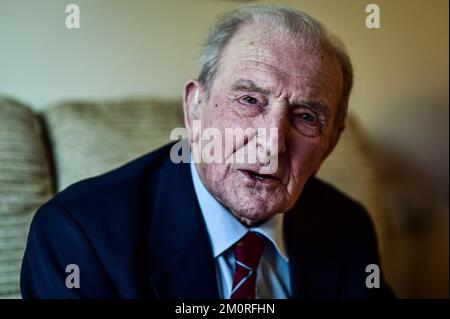 Photo de dossier datée du 05/01/17 de George 'Johnny' Johnson, alors âgé de 95 ans, chez lui à Bristol. M. Johnson, le dernier Dambuster survivant, est décédé à l'âge de 101 ans. Il faisait partie du Royal Air Force 617 Squadron, qui a mené une nuit de raids sur les barrages allemands en 1943 dans un effort pour désactiver le cœur industriel d'Hitler. Date de publication : jeudi 8 décembre 2022. Banque D'Images