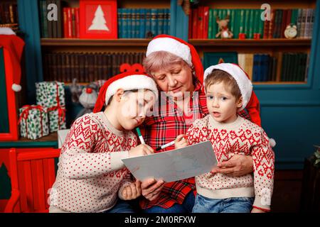 Une grand-mère heureuse avec ses petits-fils dans la maison. Banque D'Images