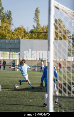 Enfants jouant au match de football. Footballeur avant contre gardien de but Banque D'Images