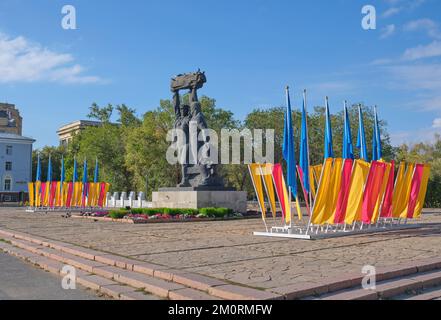 Le monument historique de la gloire de Miner, en hommage à tous les travailleurs de la région qui ont travaillé dans le charbon, les mines de minerai. Les drapeaux colorés sont pour le mineur Banque D'Images