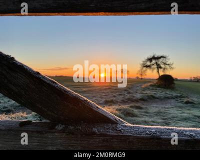 Des scènes de wintry près de Bassetts Pole sur la frontière Warwickshire-Staffordshire, où les températures sont restées en dessous de zéro après le lever du soleil. Au cours des prochains jours, le bureau met a émis un certain nombre d'avertissements météorologiques pour la neige et la glace dans certaines parties de l'Écosse, de l'Irlande du Nord, du pays de Galles et de la côte est et du sud-ouest de l'Angleterre. Date de la photo: Jeudi 8 décembre 2022. Banque D'Images