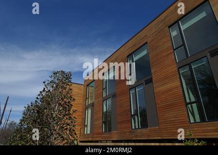 Une belle photo d'un bâtiment moderne marron contre le ciel bleu Banque D'Images