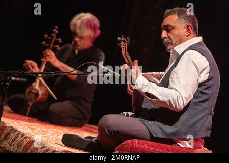 Kayhan Kalhor, joueur de kamancheh iranien-kurde, et Erdal Erzincan, musicien folklorique turc et joueur de baglama, se produit au Jazz Fest Sarajevo. Banque D'Images
