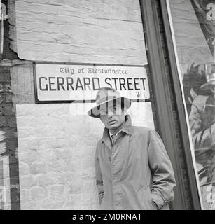 Willem van de Poll - Spivs in Soho, Londres Description - A spiv on the Corner of Gerrard Street - 1947 Banque D'Images