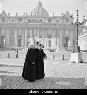 Willem van de Poll - deux pasteurs se trouvent à St. Place Pierre, Cité du Vatican, Rome, Italie - 1937 Banque D'Images