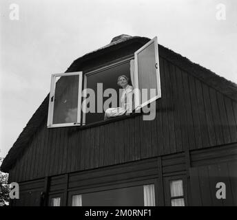 Willem van de Poll - Sepha van Beinum-Janssen, épouse du chef d'orchestre Eduard van Beinum, se trouve sur le rebord de la fenêtre, devant une fenêtre ouverte. Banque D'Images