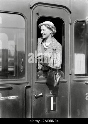 Willem van de Poll - modèle Eva Waldschmidt à la porte d'un compartiment ferroviaire - 1932 Banque D'Images