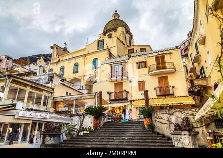 Maisons jaunes au bord de la plage de Positano et dôme de l'église de S. Maria Assunta, Positano, Campanie, Italie Banque D'Images