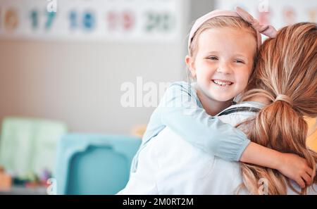 La psychologie de l'enfant au travail. Adorable petite fille embrassant sa femme thérapeute. La santé mentale et le bien-être sont des problèmes importants, même pour les enfants. Thérapie Banque D'Images
