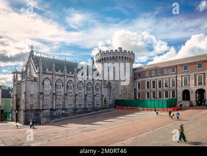 Dublin, Irlande - 16 septembre 2022 : le château de Dublin. De gauche à droite, la chapelle royale, la Tour du Record et la porte de la cour supérieure. Banque D'Images