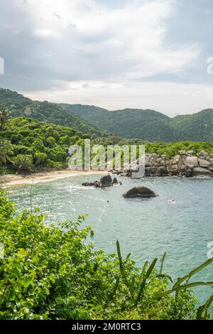 Vue ensoleillée sur la plage de Carbo San Juan dans le parc national de Tayrona, Amérique du Sud, Colombie. Quelques rochers dans l'océan chaud dans un lagon près de Santa Marta Banque D'Images