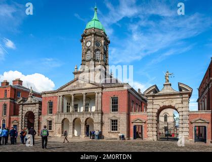 Dublin, Irlande - 16 septembre 2022 : le château de Dublin haut Yard avec la tour Bedford 1761 comme pièce maîtresse. Banque D'Images