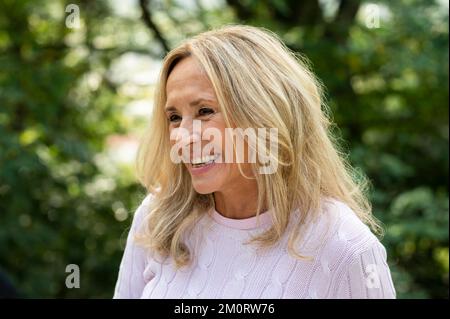 Portrait de femme d'âge moyen souriant tout en profitant du temps à l'extérieur Banque D'Images
