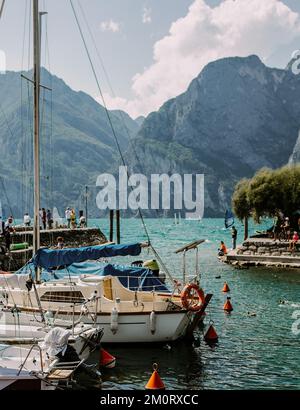 Bateaux sur un port de lac de montagne Banque D'Images