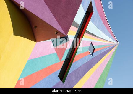 Vue extérieure de la galerie d'art Toor à Eastbourne, East Sussex, Angleterre, Royaume-Uni. Montrant la fresque créée par Lothar Götz en 2019. Banque D'Images