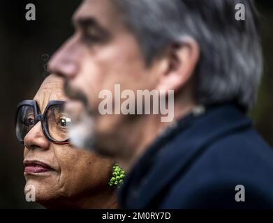 LA HAYE - Mercedes Zandwijken et Machiel Keestra arrivent au Catshuis pour une discussion sur les excuses du cabinet pour le passé esclavagiste hollandais. Plusieurs organisations ont exprimé leur inquiétude quant au plan de présenter des excuses à huit membres du gouvernement au 19 décembre. ANP REMKO DE WAAL pays-bas hors - belgique hors Banque D'Images