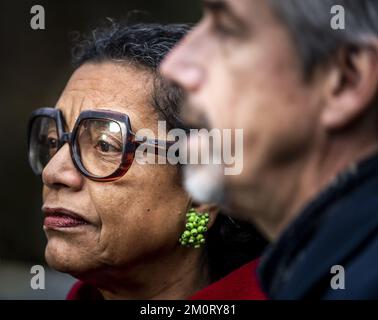 LA HAYE - Mercedes Zandwijken et Machiel Keestra arrivent au Catshuis pour une discussion sur les excuses du cabinet pour le passé esclavagiste hollandais. Plusieurs organisations ont exprimé leur inquiétude quant au plan de présenter des excuses à huit membres du gouvernement au 19 décembre. ANP REMKO DE WAAL pays-bas hors - belgique hors Banque D'Images