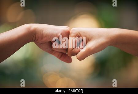 Soyez heureux de vous accueillir, de rencontrer des amis et de collaborer avec des partenaires, de la diversité et du soutien. Contexte bokeh, racisme et objectif d'amitié Banque D'Images