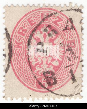 AUTRICHE — 1863: Un timbre-poste de 5 kreuzer représentant des armoiries de la monarchie autrichienne. L'aigle à double tête de la Maison régnante des Habsbourg-Lorraine a été utilisé par les institutions impériales et royales communes (k. U. k.) de l'Autriche-Hongrie ou la double monarchie. L'aigle à double tête (ou aigle à double tête) est une charge associée au concept d'Empire. La plupart des utilisations modernes du symbole sont directement ou indirectement associées à son utilisation par l'Empire byzantin tardif, à l'origine un emblème dynastique du Palaiologoi Banque D'Images