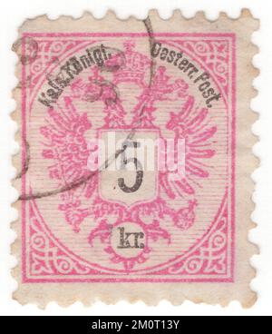 AUTRICHE — 1883: Un timbre-poste de 5 kreuzer représentant des armoiries de la monarchie autrichienne. L'aigle à double tête de la Maison régnante des Habsbourg-Lorraine a été utilisé par les institutions impériales et royales communes (k. U. k.) de l'Autriche-Hongrie ou la double monarchie. L'aigle à double tête (ou aigle à double tête) est une charge associée au concept d'Empire. La plupart des utilisations modernes du symbole sont directement ou indirectement associées à son utilisation par l'Empire byzantin tardif, à l'origine un emblème dynastique du Palaiologoi Banque D'Images