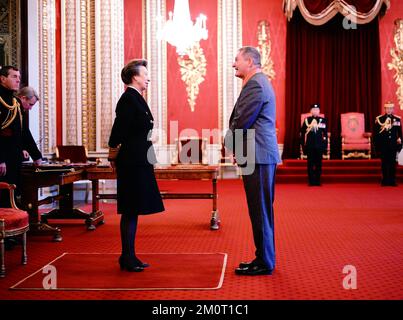 Cette photo ne doit pas être utilisée après le 31 janvier 2023 sans l'autorisation de Buckingham Palace. Le professeur Graham Galbraith, vice-chancelier de l'Université de Portsmouth, de Southsea, est nommé commandant de l'ordre de l'Empire britannique par la princesse Royale au palais de Buckingham. Le prix était pour les services à l'enseignement supérieur. Date de la photo: Mercredi 30 décembre 2022. Banque D'Images