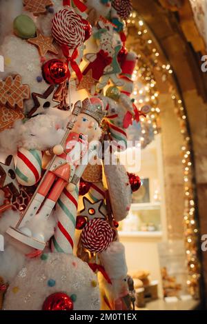 STRASBOURG, FRANCE - décembre 2019 - Nutcracket rose décoration de Noël sur la boulangerie Banque D'Images