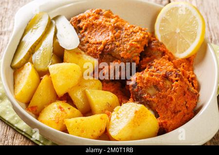 Poulet africain macanais Galinha a Africana gros plan sur le pot sur la table. Horizontale Banque D'Images