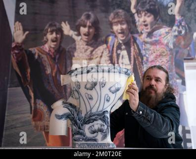 Roag Best donne un dernier vernis aux toilettes de John Lennon de son domaine de Tittenhurst dans le Berkshire, où il a vécu avec Yoko Ono en 1971, devant l'article exposé au musée des Beatles de Liverpool. Date de la photo: Jeudi 8 décembre 2022. Banque D'Images