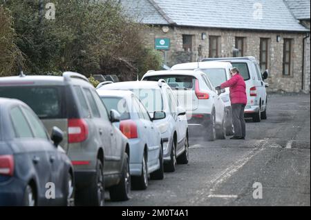 Kendal, Cumbria 8 décembre 2022. Des températures glaciales de -4 degrés Celsius ont frappé Kendal en Cumbria pendant la nuit, provoquant un gel sévère sur la ville historique. Les pare-brise des voitures ont été couverts de glace, la vapeur est montée au-dessus des toits gelés et le parc a été gelé après que le «Troll de Trondheim» a frappé de nombreuses parties du Royaume-Uni. Crédit : Stop Press Media / Alamy Live News Banque D'Images